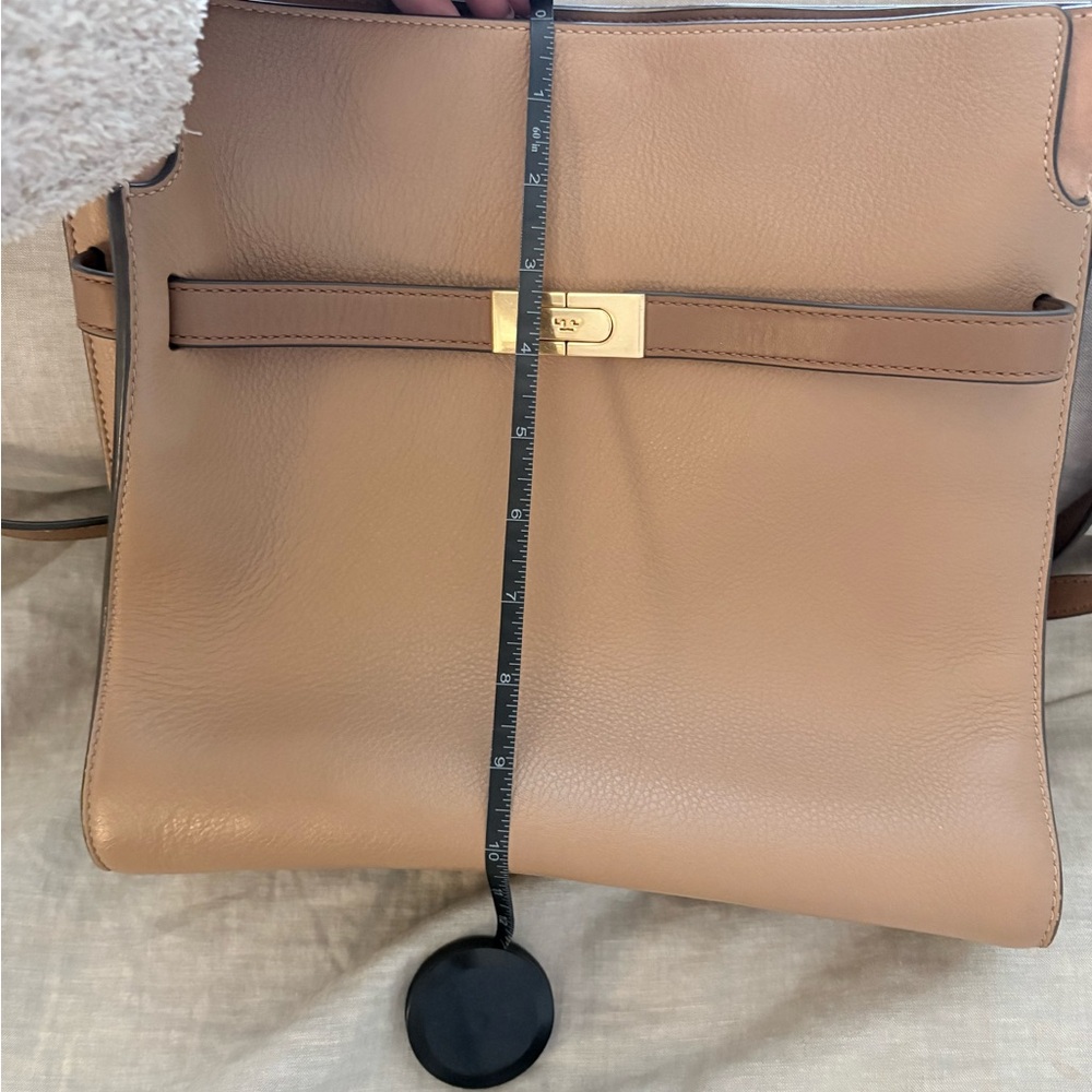 Elegant Tan Leather Handbag - Picture 10 of 11
